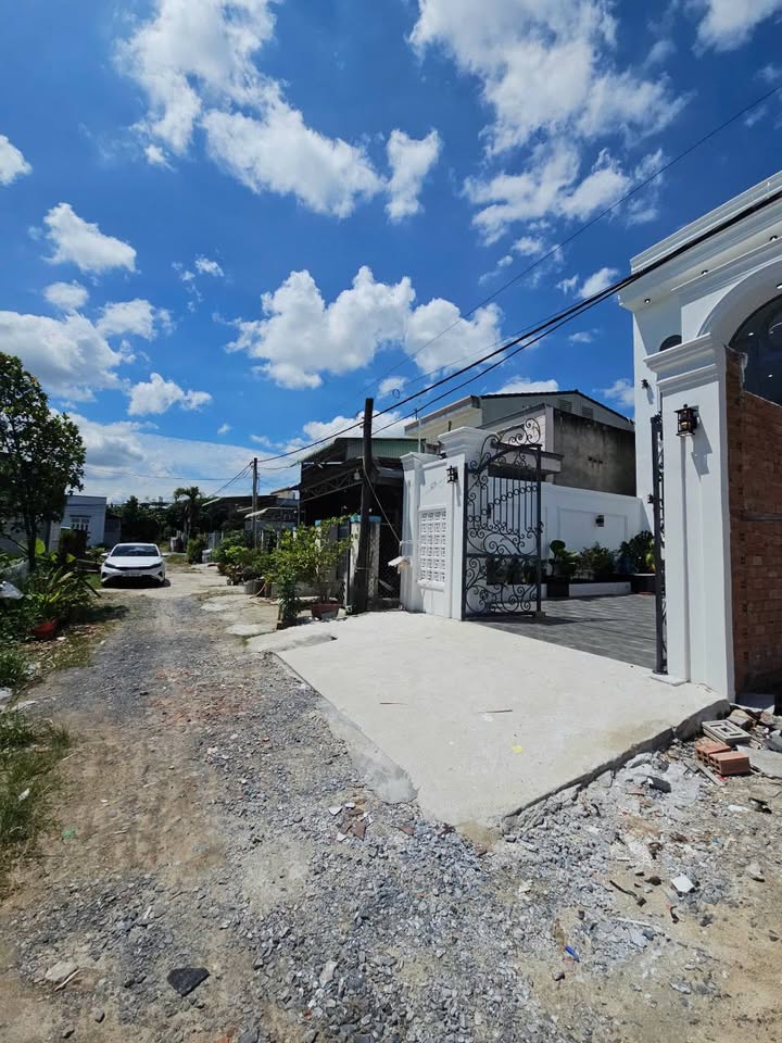 Nhà lầu lửng Long Mỹ, Tây Ninh 120m² giá 2.5 tỷ - Gần cổng chùa Toà Thánh!