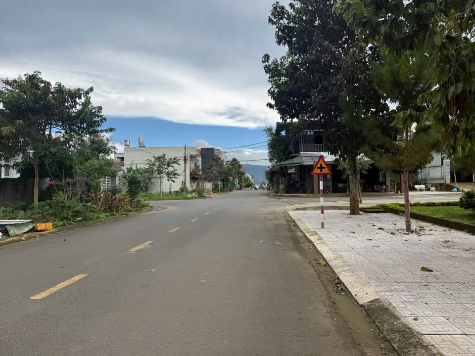 Đất nền mặt tiền Mê Linh, Bảo Lộc 210m² giá 10 tỷ - Vị trí đắc địa kinh doanh!