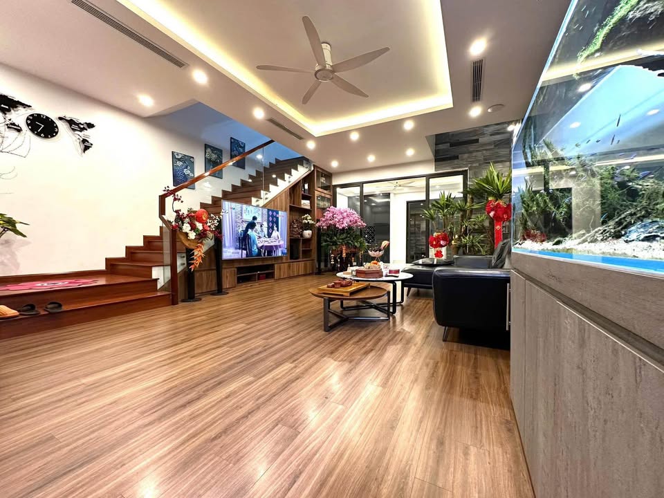 Nhà 4.5 tầng phường Cao Xanh 99m² giá 5 tỷ - Thiết kế hiện đại, sẵn sàng vào ở!