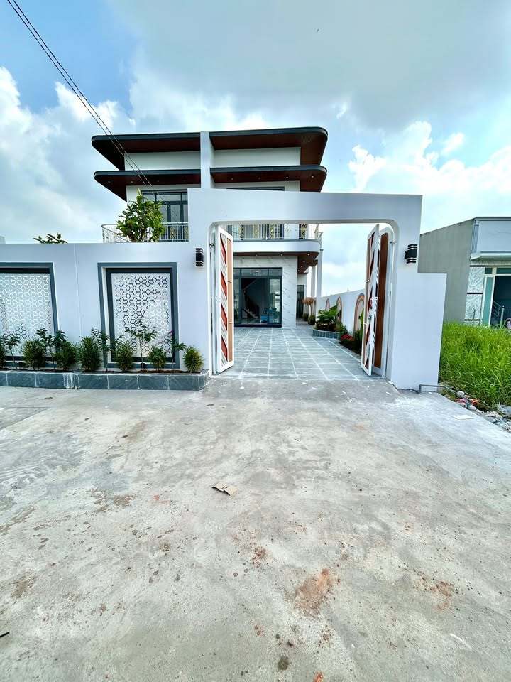 Villa Sân Vườn Phước Lâm, Cần Giuộc 191m² giá 3.8 tỷ - Thiết kế sang trọng hiện đại!