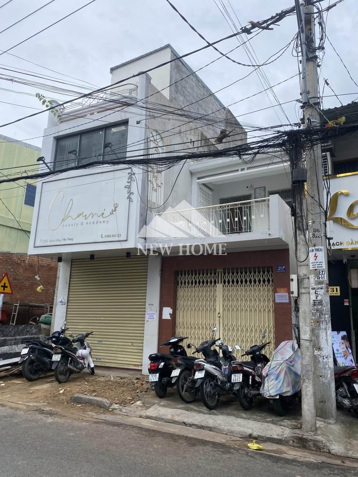 Nhà nguyên căn mặt tiền đường Bạch Đằng Nha Trang 67m² giá 15 triệu - Kinh doanh sạch sẽ!