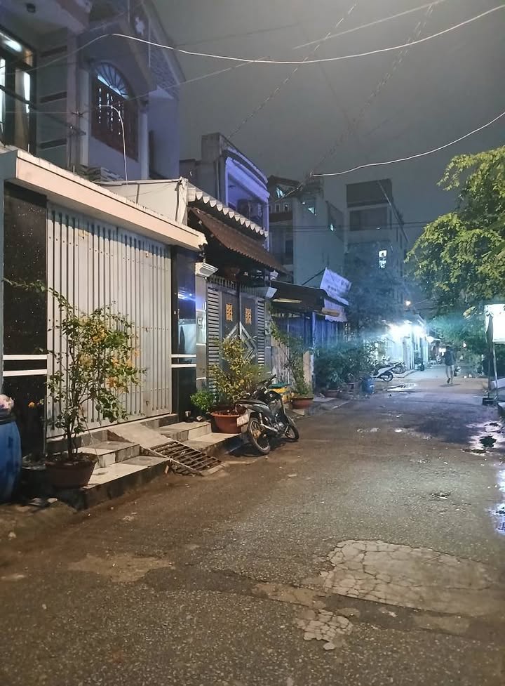 Nhà 2 tầng tại Tân Bình 90m² giá 7.6 tỷ - Hẻm xe tải rộng rãi, gần Trường Chinh!