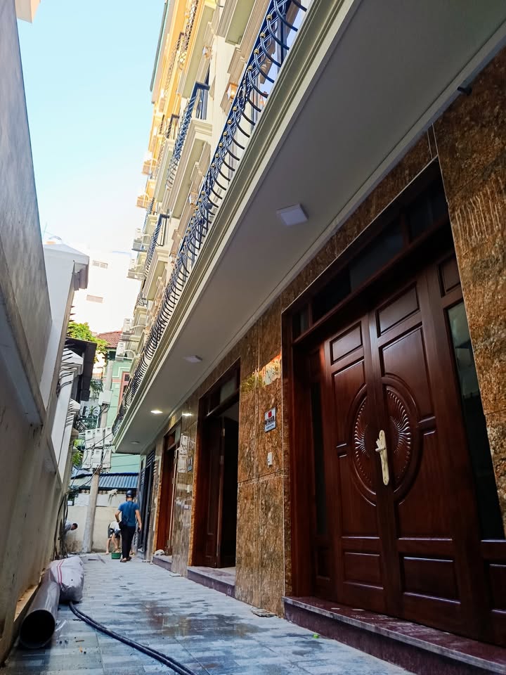 Căn hộ dịch vụ 7 tầng tại ĐH Công Nghiệp Nhổn 37m² giá 10 tỷ - Vị trí đắc địa, cơ hội đầu tư hấp dẫn!