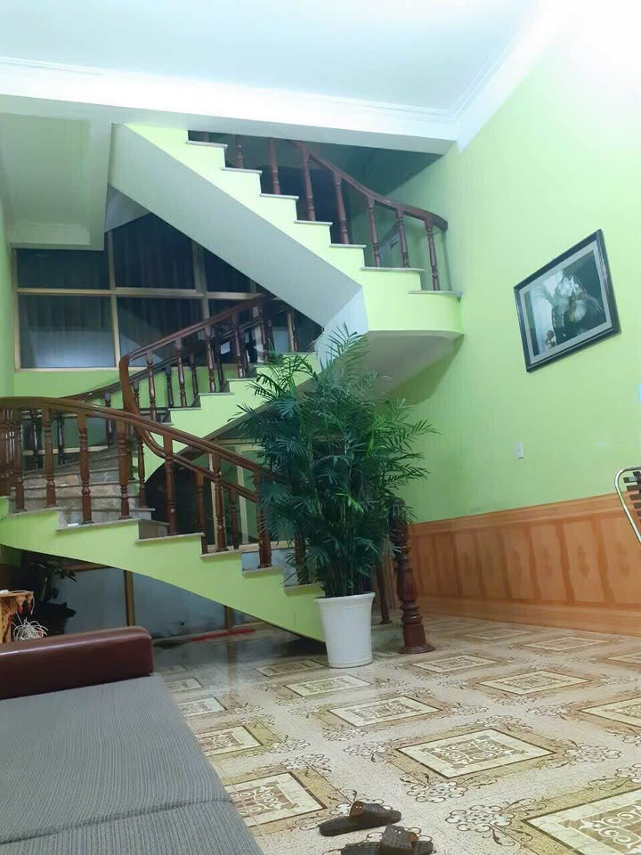 Nhà 2 tầng Hạ Long 75m² giá 2.3 tỷ - Gần trường học và chợ!