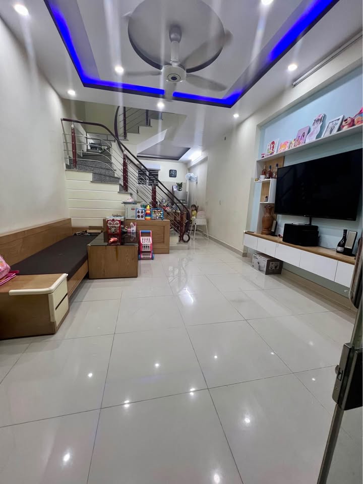 Nhà 3 tầng Đằng Hải 40m² giá 2.5 tỷ - Chính chủ, nội thất đầy đủ!