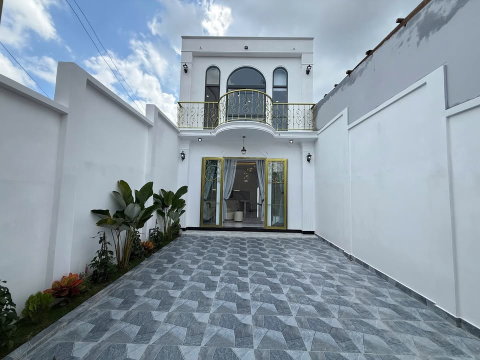 Nhà lầu hiện đại Phường Long Hoa 142.5m² giá 2.45 tỷ - Hồ bơi mini lý tưởng!