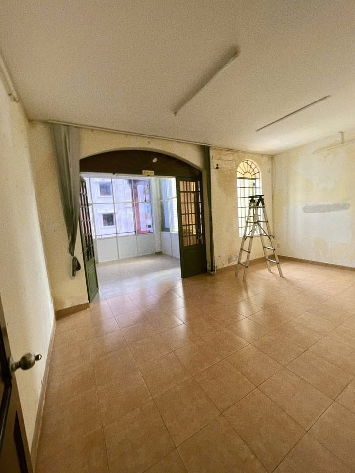 Cho thuê nhà mặt tiền Hoàng Việt, Tân Bình 80m² giá chỉ 3x triệu/tháng - Vị trí đắc địa, kinh doanh thuận lợi!