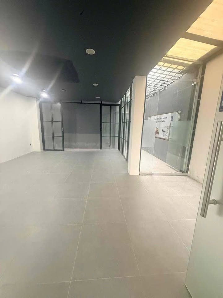 Nhà Mặt Tiền Phú Thuận Quận 7 120m² giá 45 triệu - Thiết kế đẹp, đông đúc!