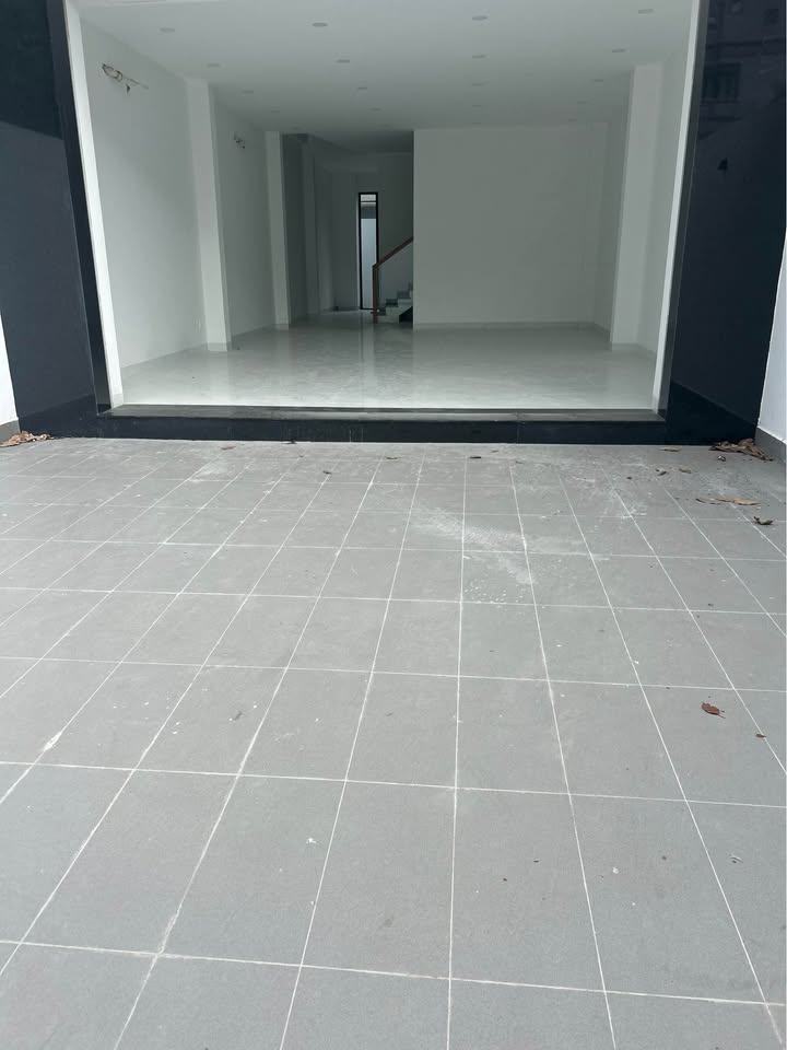 Nhà mặt tiền đường Đình Phong Phú, Quận 9 - Diện tích 175m², chỉ 40 triệu/tháng!