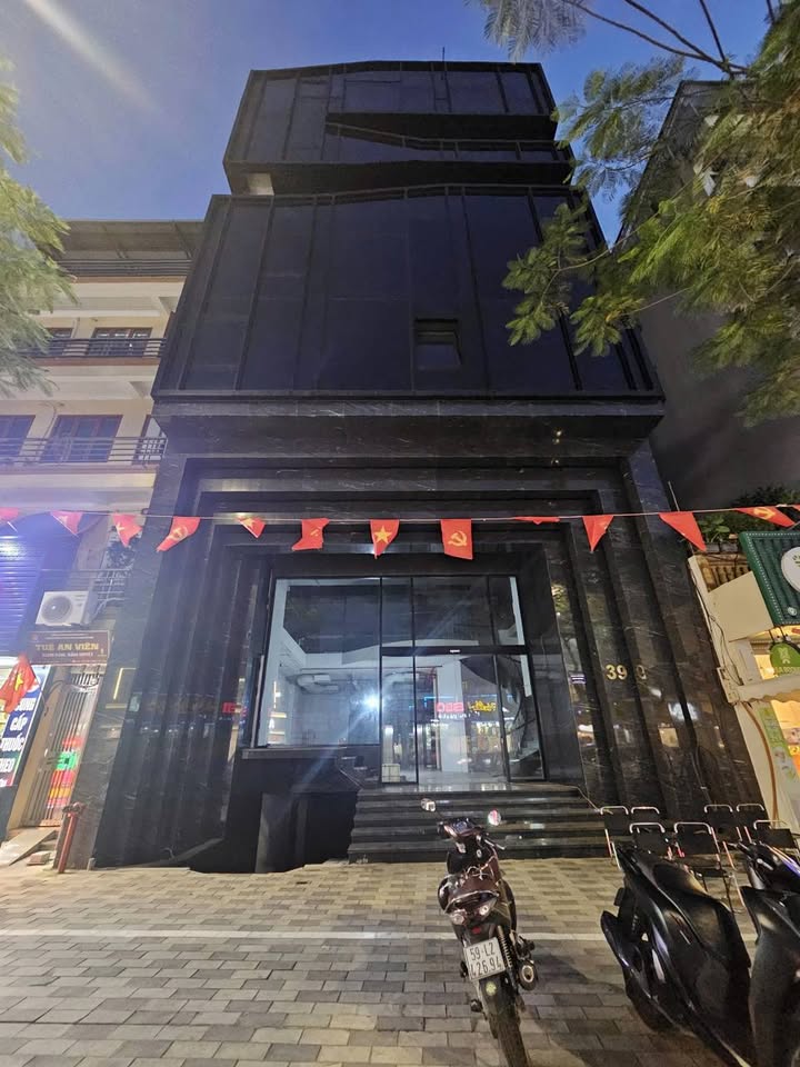 Tòa nhà mặt phố Xuân La 267m² giá thỏa thuận - Đầu tư sinh lời bền vững!