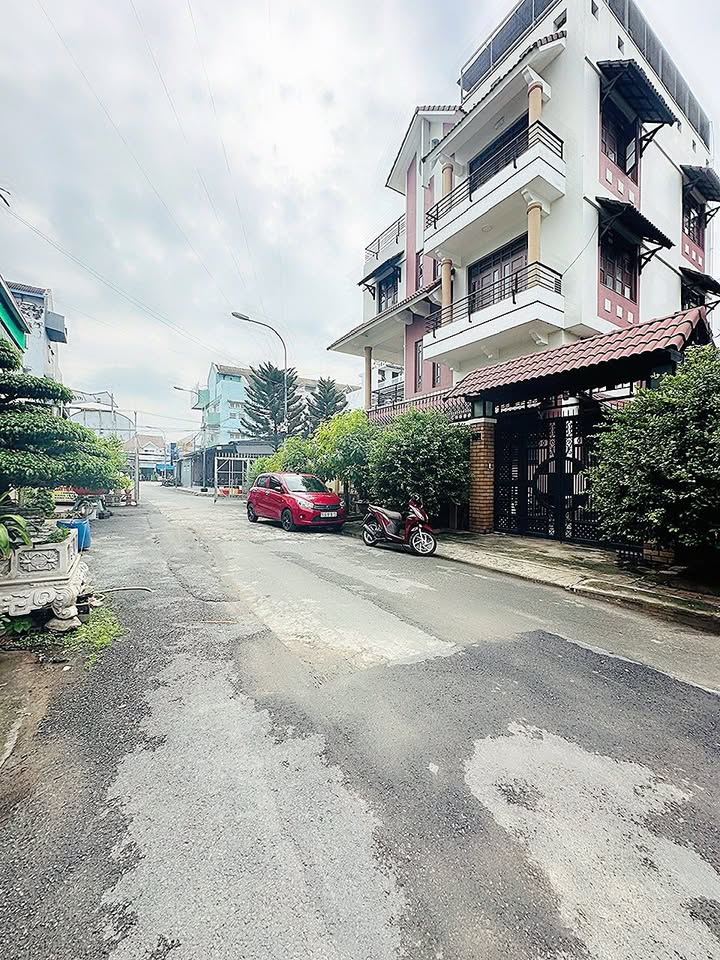 Nhà 4 tầng Dĩ An 80m² giá 9.3 tỷ - Sân thượng thoáng mát, thuận tiện di chuyển!