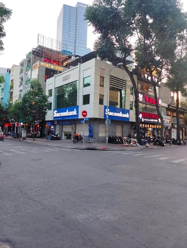 Cho thuê nhà góc 2 mặt tiền đường Huỳnh Thúc Kháng, Quận 1 - Diện tích 216m², giá thỏa thuận!