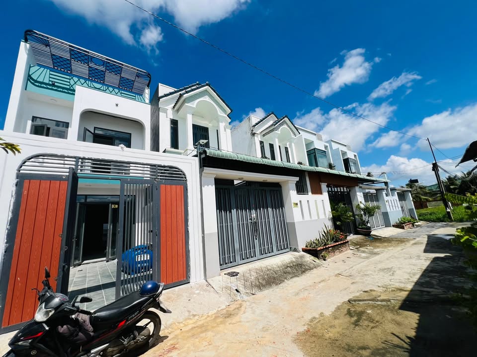 Nhà đẹp gần chợ Mỹ Hạnh Nam 125m² giá 2.6 tỷ - Hoàn thiện sắp vào ở!