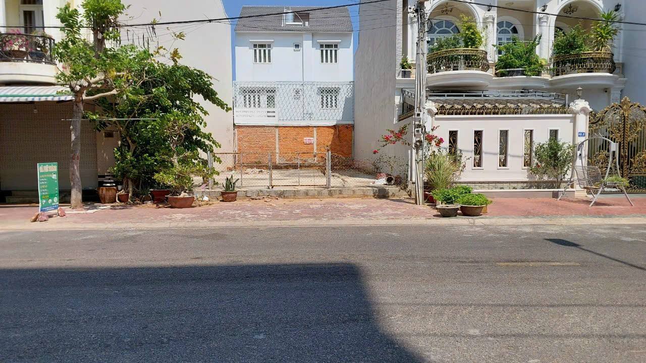 Bán gấp đất mặt tiền kinh doanh đường Nguyên Hồng, Phan Thiết 215m² - Giá đầu tư chỉ 10.5 tỷ!