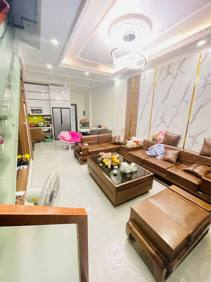 Nhà 2,5 tầng đường Sao Vàng, Thịnh Lang 93m² - Nhà mới đẹp, chỉ việc ở!