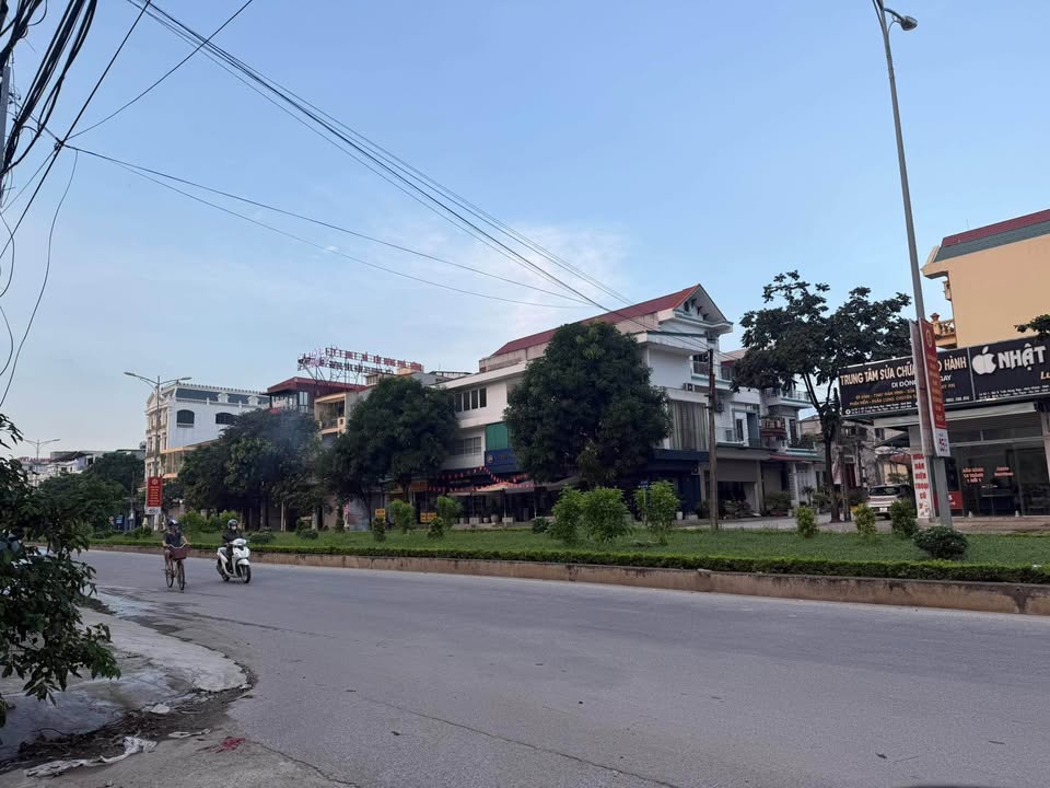 Bán đất tặng nhà 3 tầng Lê Thái Tổ, Ninh Bình 94m² giá 11.x tỷ - Vị trí vàng hiếm có!