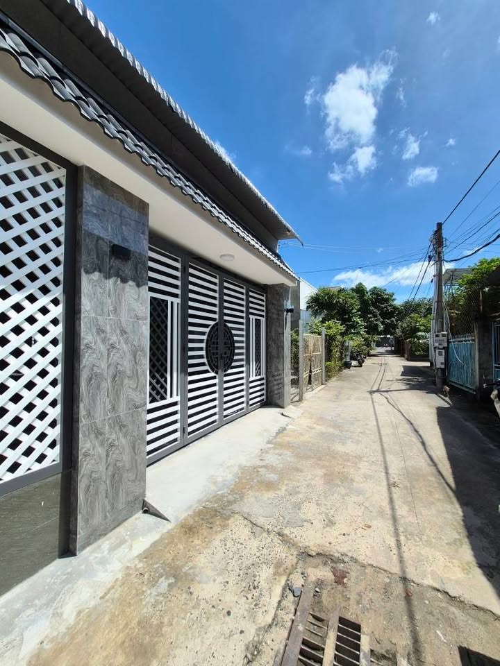 Nhà mới 100% tại Tân Ninh, Tây Ninh 168m² giá 2.35 tỷ - Thiết kế hiện đại, vị trí đắc địa!