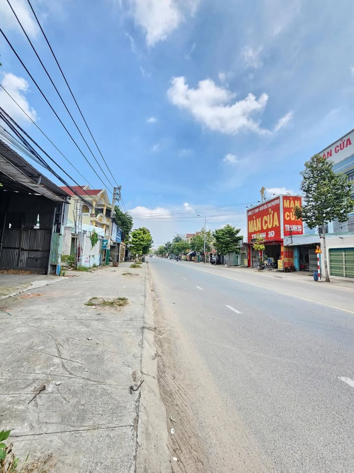 Bán gấp nhà mặt tiền Nguyễn Thị Minh Khai, Dĩ An 81.7m² giá 7 tỷ - Kinh doanh đắc địa!