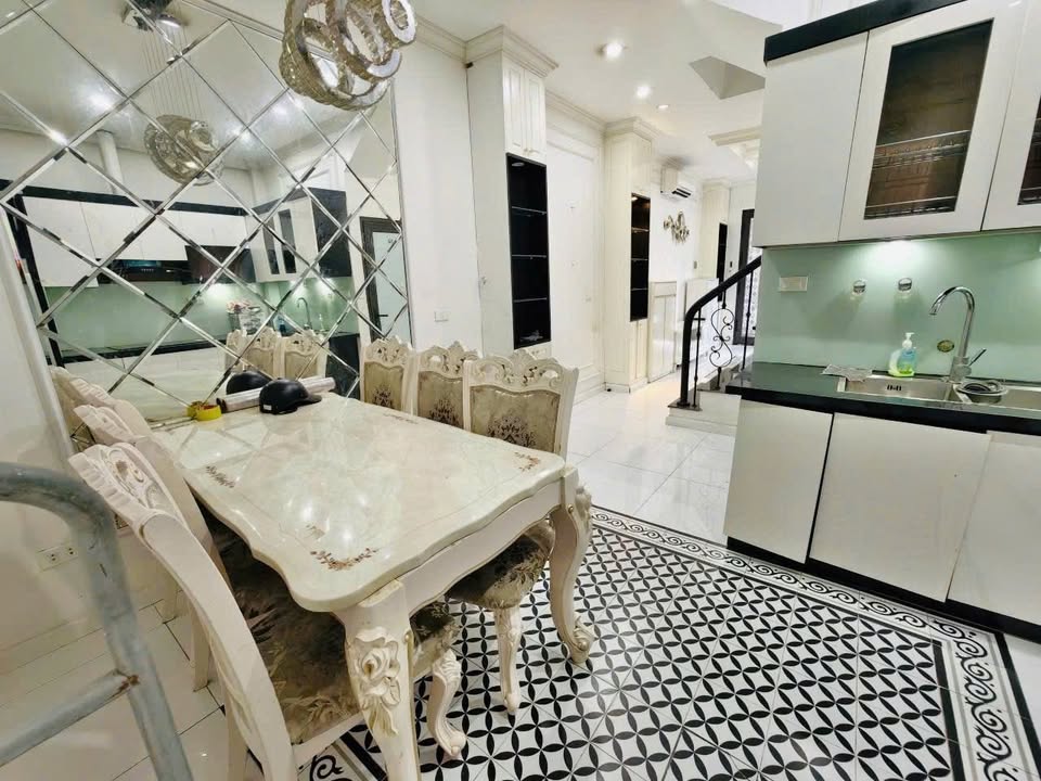 Nhà 5 tầng Phường Ngọc Thụy 4PN giá 14 triệu - Thiết kế hiện đại, thuận tiện làm văn phòng