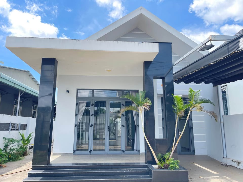 Nhà mái thái Đồng Xoài 240m² giá 2 tỷ - Phù hợp cho gia đình!