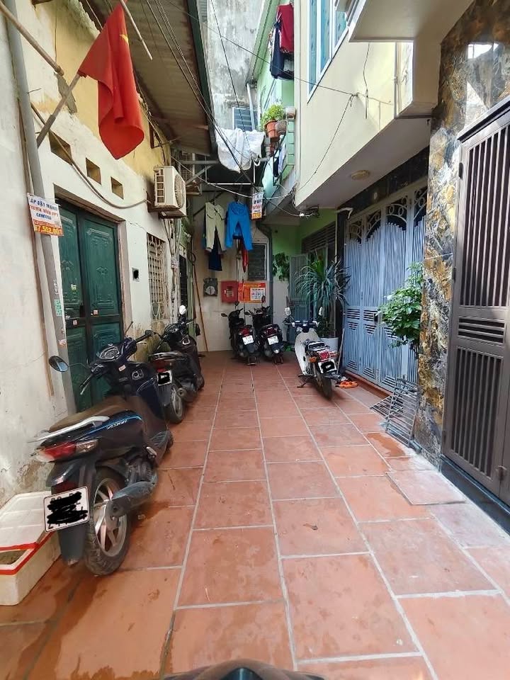 Nhà 3 tầng Lĩnh Nam 40m² giá 4 tỷ - Nhà mới đẹp, đầy đủ nội thất!