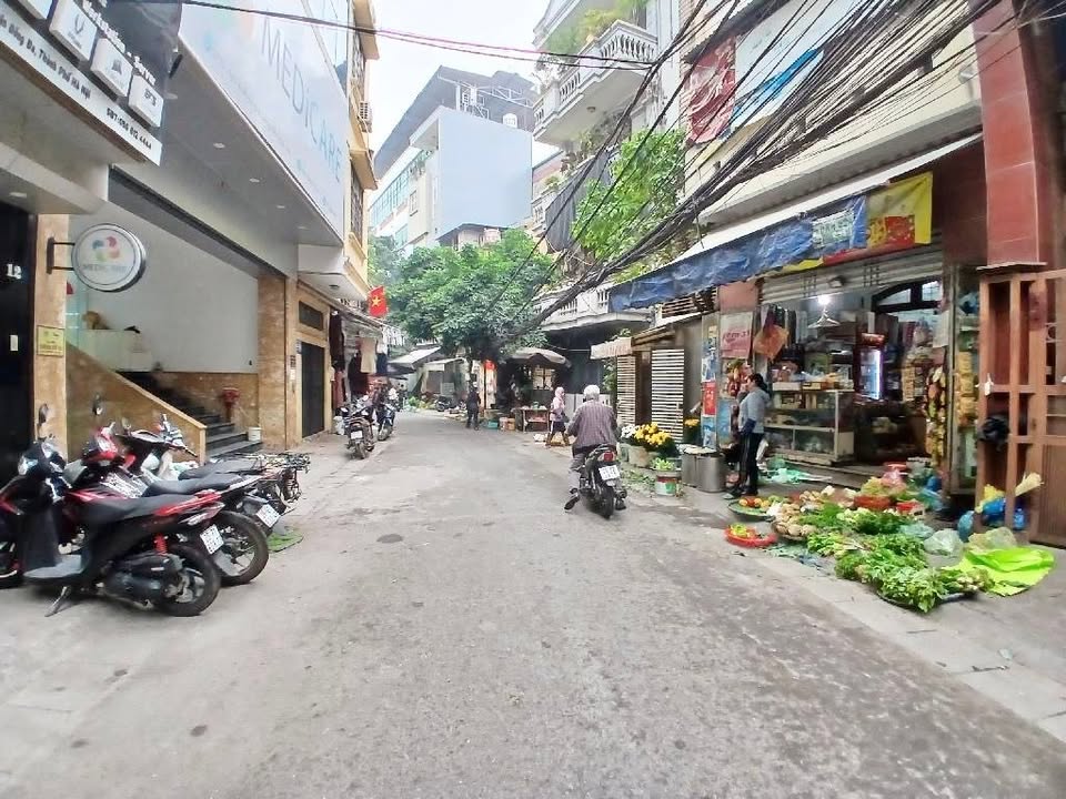 Nhà mặt ngõ Pháo Đài Láng 69m² giá 23.5 tỷ - Kinh doanh sầm uất, ô tô vào tận nơi!