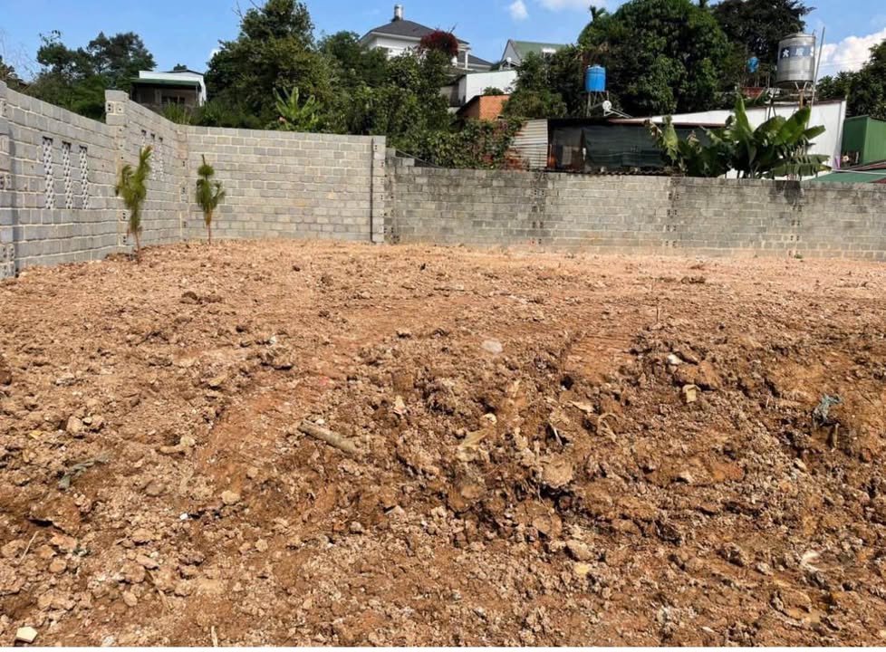 Đất Hẻm 120 Lam Sơn Bảo Lộc 324m² giá 3 tỷ - Gần khu dân cư sầm uất!