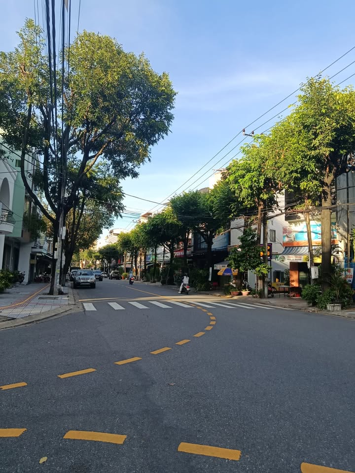 Nhà phố Hải Châu Đà Nẵng 110m² giá 10.2 tỷ - Kinh doanh sầm uất