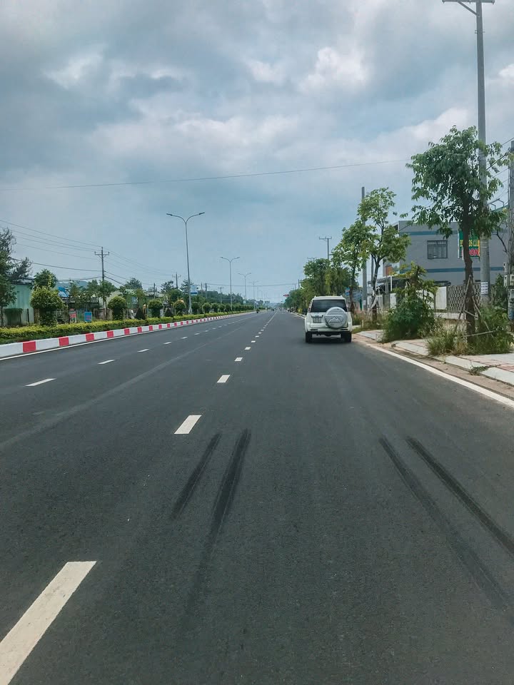 Đất mặt tiền Nguyễn Tất Thành, Long Hải 420m² giá 12.6 tỷ - Đầu tư sinh lời ngay!