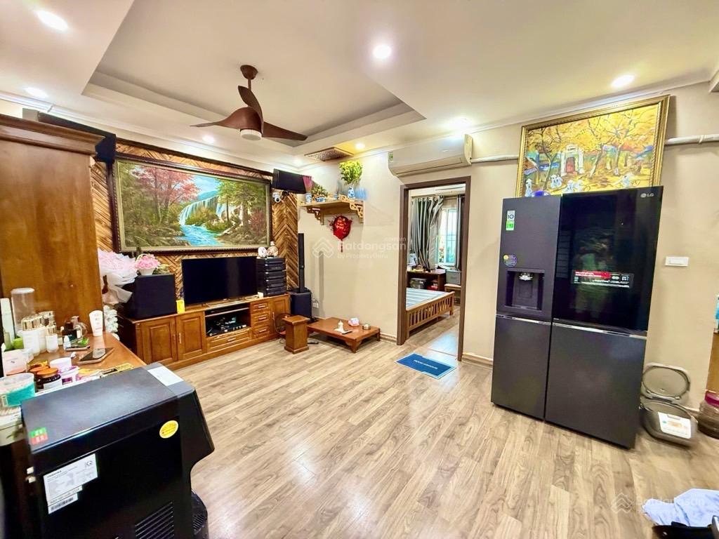 Căn hộ tòa B10 Kim Liên, Đống Đa 62m² giá 6 tỷ - Sổ đỏ chính chủ, ở thoáng mát!