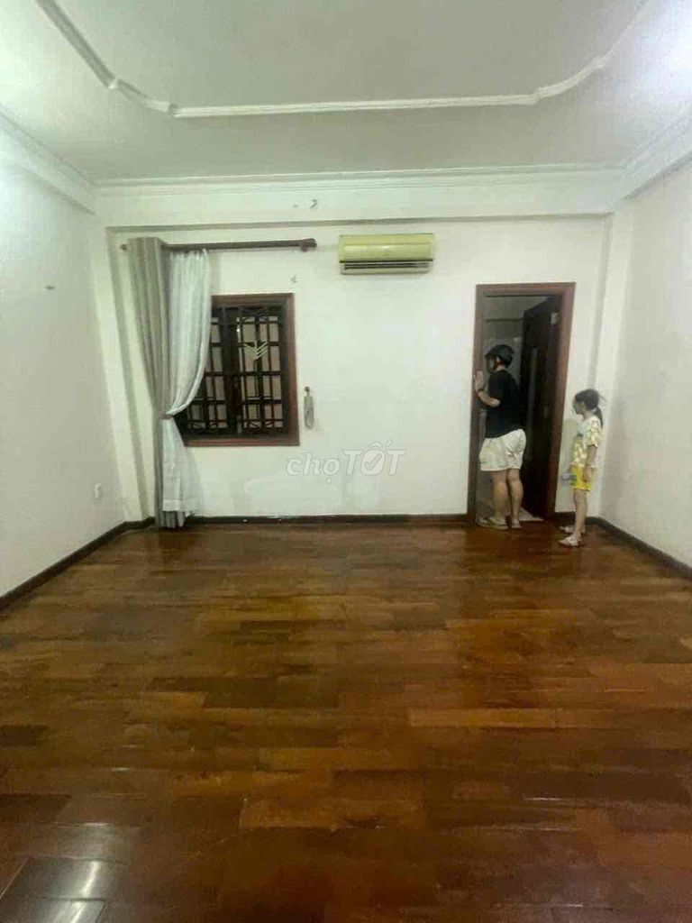 Nhà cho thuê 196/Cộng Hòa, Q.Tân Bình 110m² - Hầm để xe, giá chỉ 28 triệu!