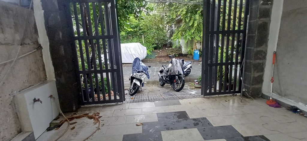 Nhà nguyên căn 2PN 2WC, sân rộng tại KDC Him Lam Trường Thọ, Thủ Đức - Chỉ 10.5 triệu!