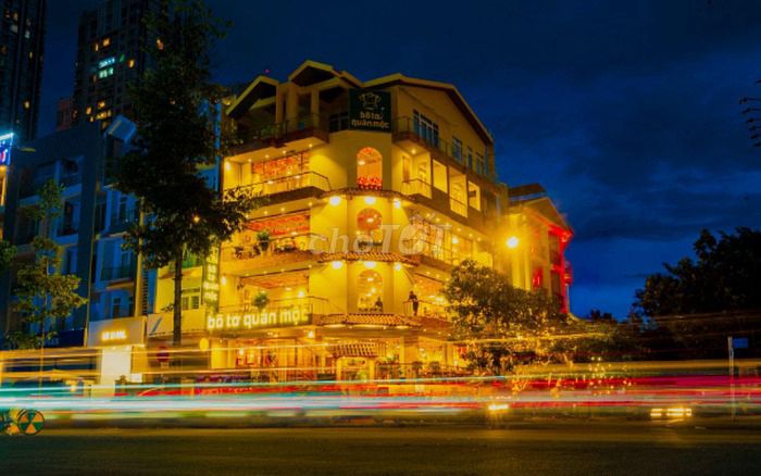 Cho thuê nhà góc 2MT Nguyễn Thị Thập, Quận 7 - Diện tích 240m², giá 100 triệu/tháng - Vị trí đắc địa, thu hút khách hàng!