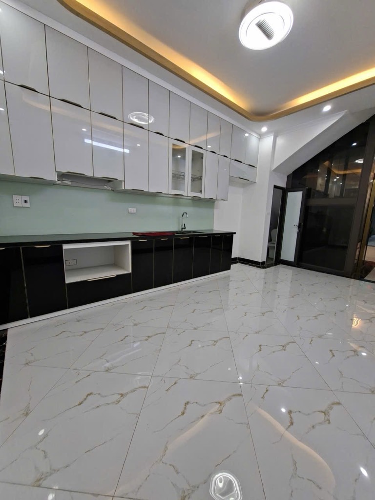 Nhà Phú Thượng Tây Hồ 65m² giá 15 tỷ - Ô tô đỗ cửa, thang máy tiện nghi!