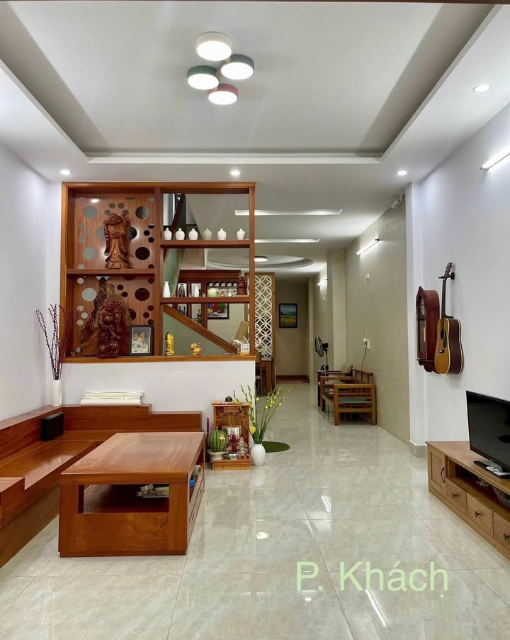 Nhà mặt tiền 3 tầng tại Phường Hải Cảng, 107m² giá thương lượng - Kinh doanh thuận lợi!