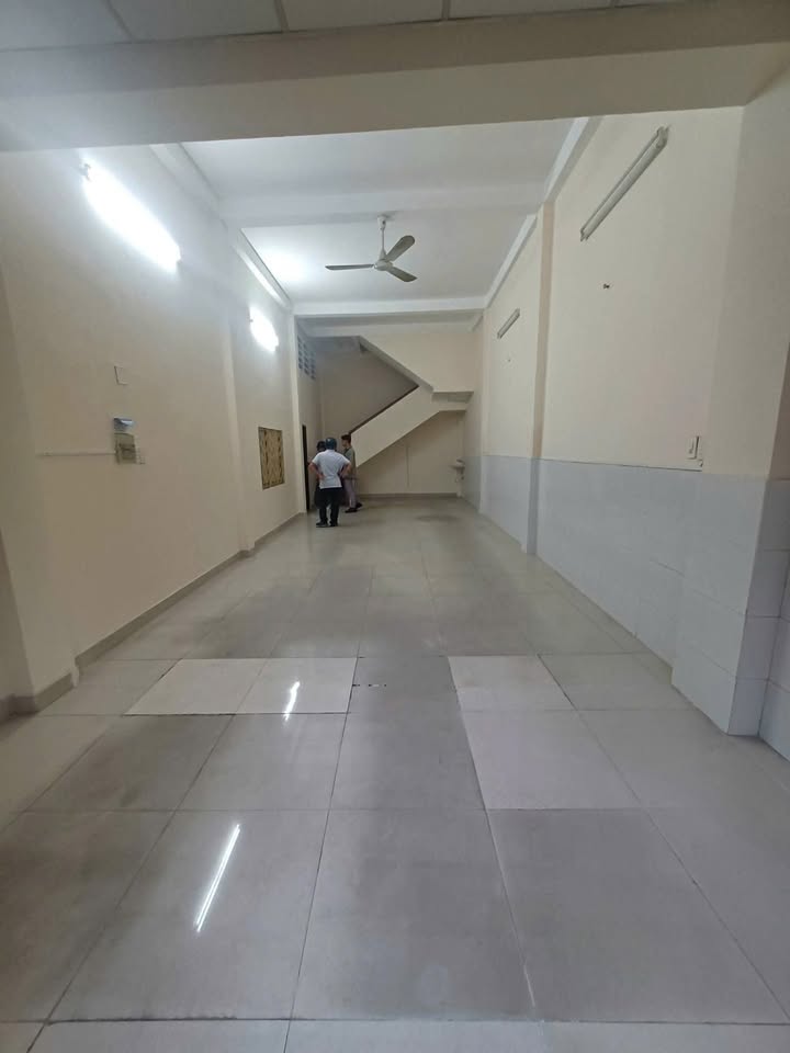 Nhà mặt tiền kinh doanh Nguyễn Tiểu La Quận 10 65m² giá 25 triệu - Vị trí đắc địa cho mọi ngành nghề!