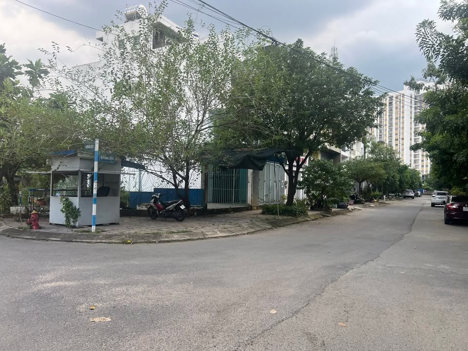 Cho thuê mặt bằng kinh doanh góc 2 mặt tiền đường Liên Phường, quận Thủ Đức 180m² - Thích hợp làm văn phòng hoặc quán cà phê!