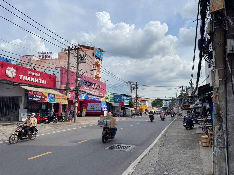 Toà nhà FrontHouse 5 tầng mặt tiền Đỗ Xuân Hợp, Quận 9 giá 36 tỷ - Đầu tư sinh lời ngay!