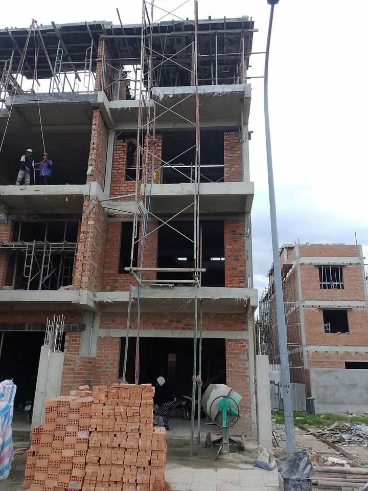 Bán nhà mặt tiền Võ Văn Kiệt, Nha Trang 100m² giá 9 tỷ - Nhà hoàn thiện đẹp!