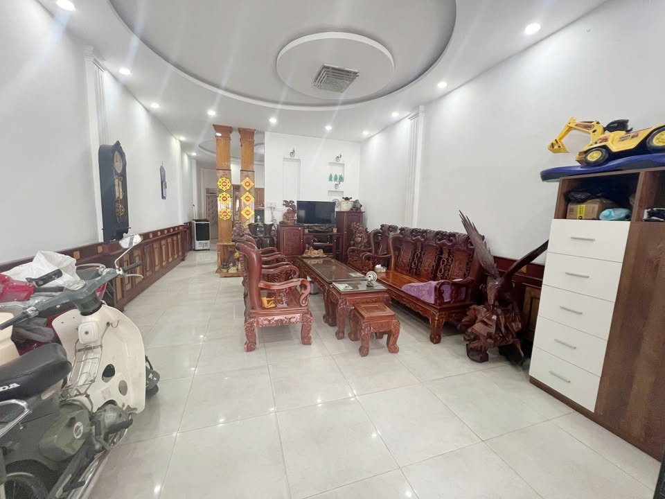 Nhà mặt tiền kinh doanh Lê Duẩn - Buôn Ma Thuột 105m² giá 15 triệu - Full nội thất sang trọng!