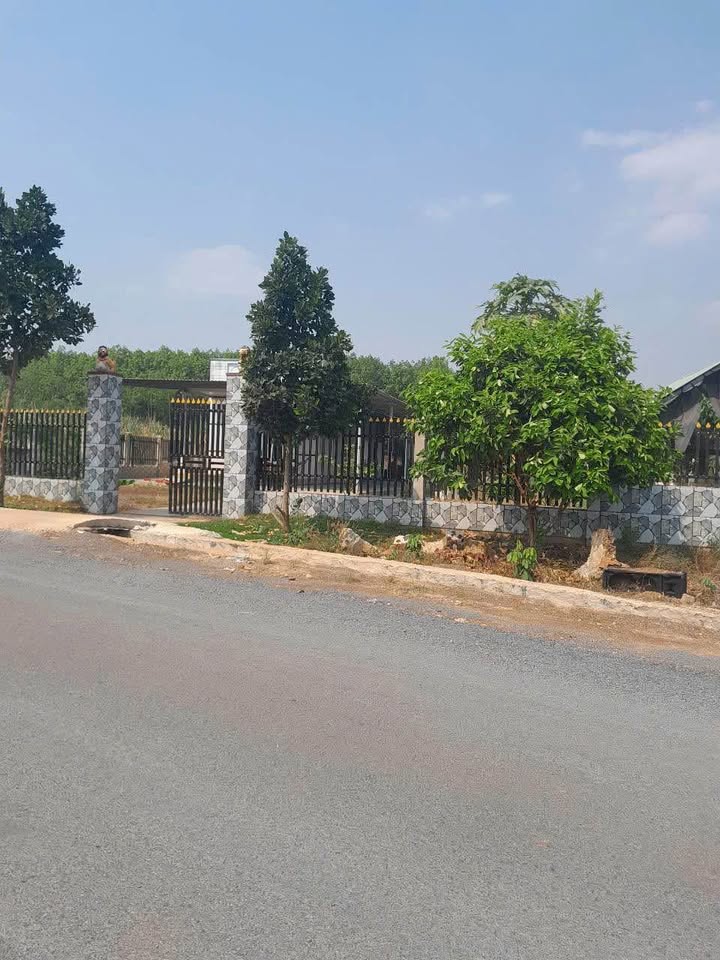 Nhà mặt tiền đường nhựa Lộc Khánh 834m² giá 1.4 tỷ - Dọn vào ở ngay!