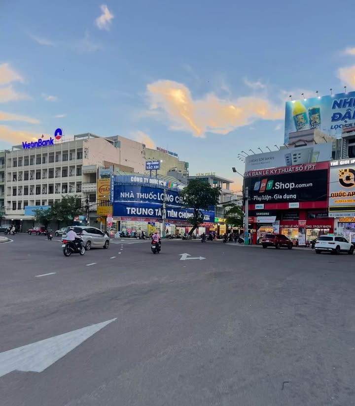 Nhà 3 tầng ôm góc 2 mặt tiền Nguyễn Thái Học, Quy Nhơn 72m² - Đầu tư sinh lời tuyệt vời!