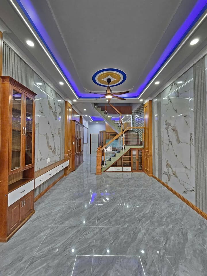 Nhà phố 1 trệt 2 lầu tại Dĩ An, Bình Dương 71m² giá 5.8 tỷ - Thiết kế hiện đại, gần trung tâm y tế!