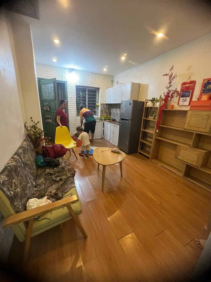 Căn hộ tập thể cho thuê tại Hoàng Quốc Việt 65m² giá 9 triệu - Full nội thất, sẵn sàng vào ở!