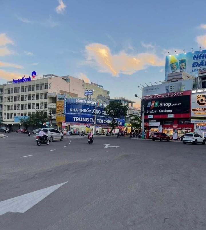 Nhà 3 tầng góc 2 mặt tiền Nguyễn Thái Học, Quy Nhơn 72m² - Vị trí kinh doanh lý tưởng!