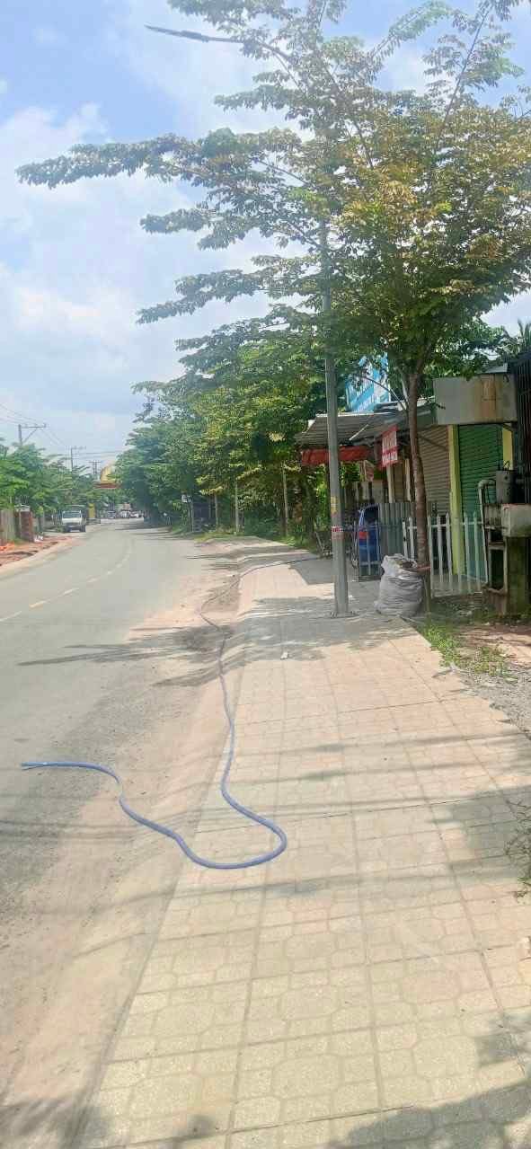 Nhà bán tại Tân Thành Bình, Mỏ Cày Bắc 346m² giá 2.2 tỷ - Mặt tiền lộ nhựa thuận tiện!