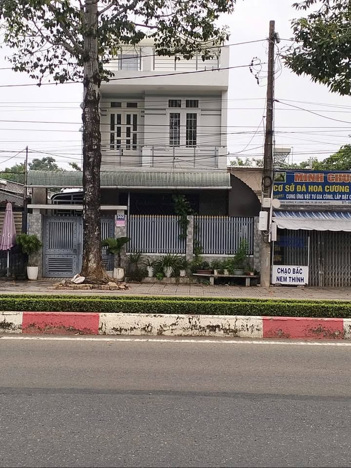 Nhà phố 1 trệt 2 lầu mặt tiền Hùng Vương, Bà Rịa 213m² giá 8.65 tỷ - Kinh doanh thuận lợi!