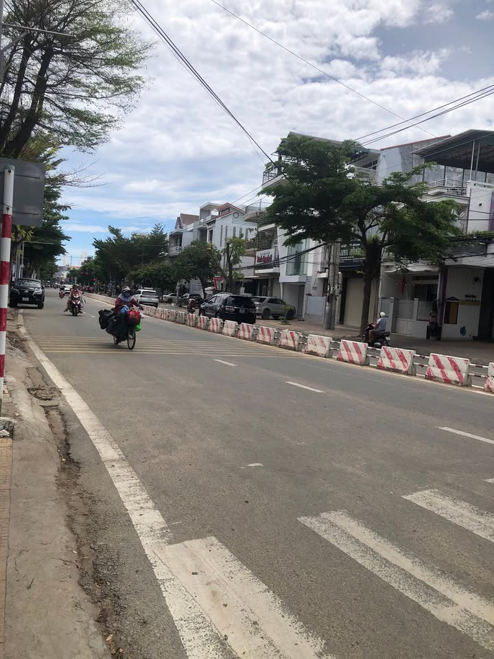 Bán gấp FrontHouse mặt đường Nguyễn Văn Cừ 125m² - Vị trí kinh doanh sầm uất!