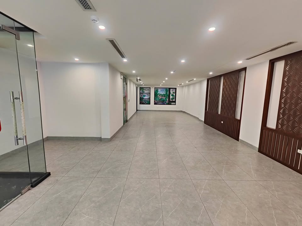 Cho thuê văn phòng 80m² Trương Công Giai, Cầu Giấy - Mặt tiền 7m, ô tô đỗ cửa!