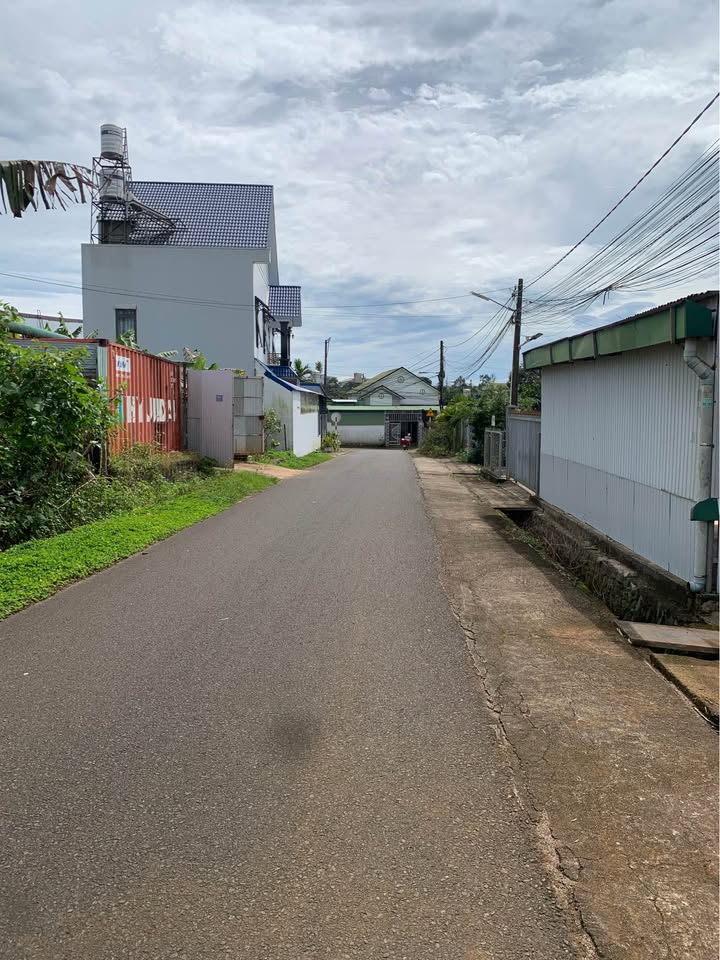 Nhà phố Bảo Lộc 300m² giá 3.5 tỷ - Chính chủ, sân vườn rộng rãi!